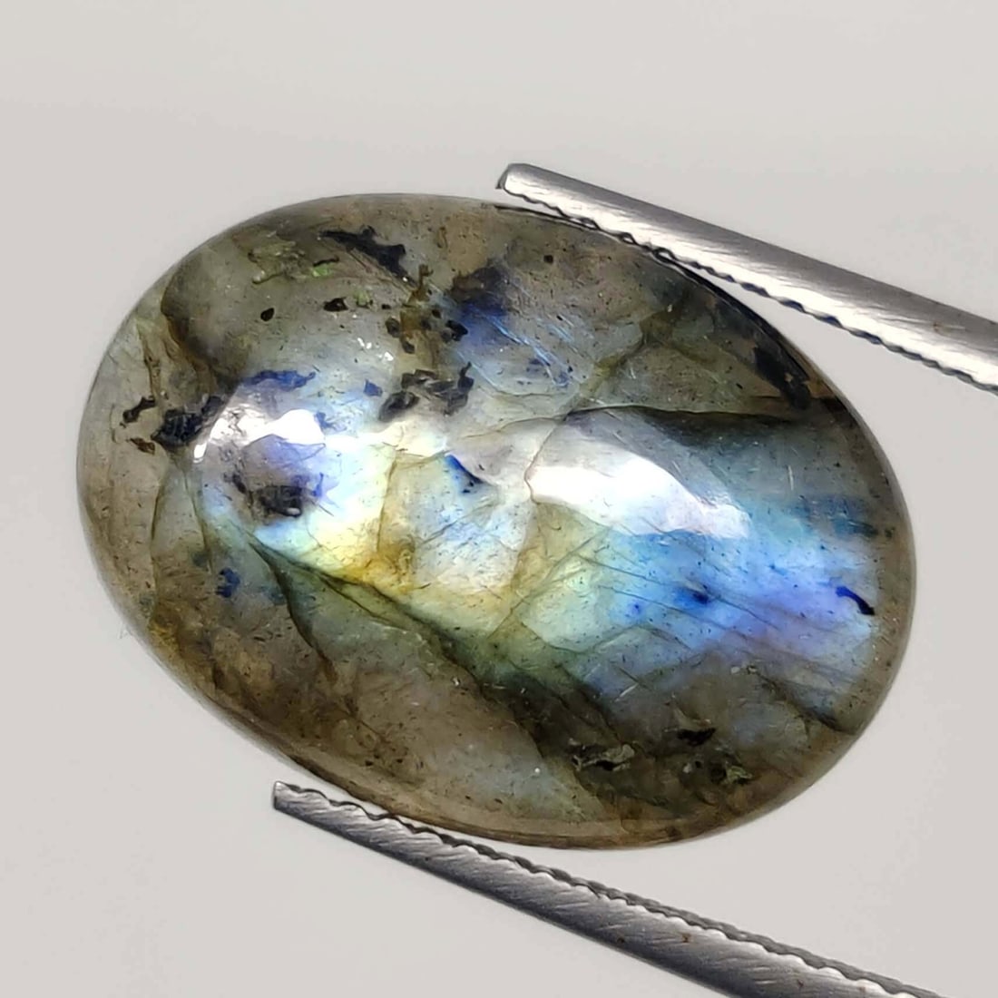 13 Ct Natural Labradorite: No Reserve! Title: 13 Ct Natural Labradorite Additional Information: Gemstones: Natural Labradorite Carat Weights: 13 ct Size/Dimensions: 18 X 13 X 6.50 mm Materials & Techniques: Labradorite Shipping