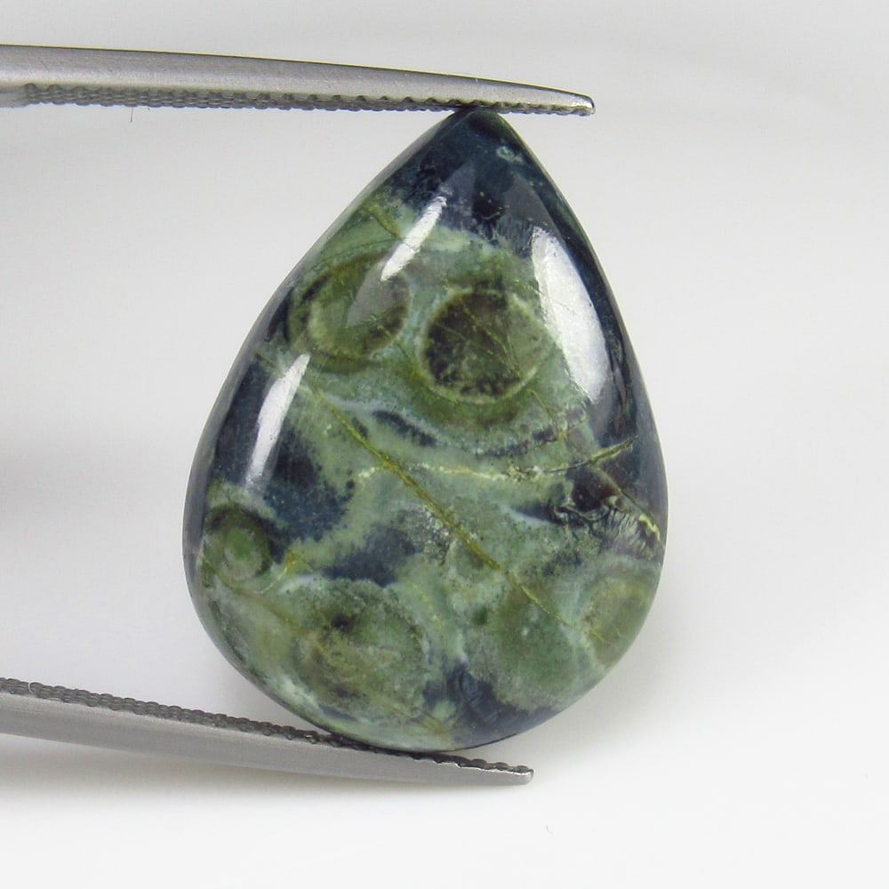Natural Kambaba Jasper - 17.57 Ct: No Reserve! Title: Natural Kambaba Jasper - 17.57 Ct Origin: Brazil Weight: 17.57 Size/Dimensions: 24.0 x 18.0 x 5.5 mm Additional Information: Pieces : 1 No's / Shape : Pear Cabochon / Color : Green