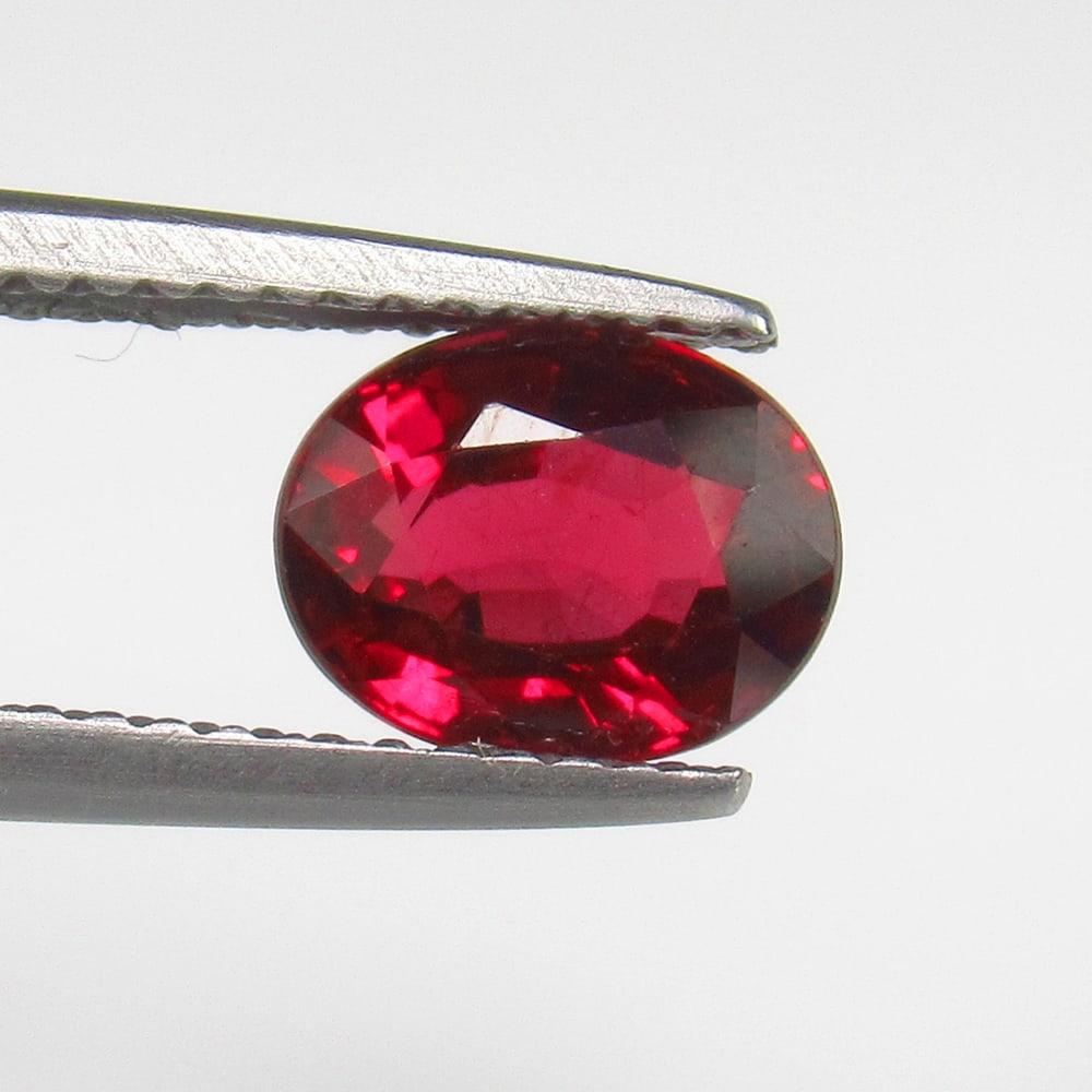 Natural Rhodolite Garnet - 1.76 Ct: No Reserve! Title: Natural Rhodolite Garnet - 1.76 Ct Origin: Mozambique Weight: 1.76 Size/Dimensions: 7.8 x 6.1 x 3.1 mm Additional Information: Pieces : 1 No's / Shape : Oval Cut / Color : Purplish 