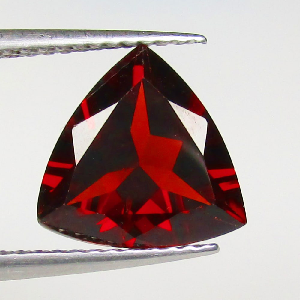 3.48 Ctw Natural Rhodolite Garnet Trillion Cut: No Reserve! Title: 3.48 Ctw Natural Rhodolite Garnet Trillion Cut Stone Clarity: VVS Gemstones: Natural Rhodolite Garnet Carat Weights: 3.48 Size/Dimensions: 10.10 x 10.20 x 5.40 mm Additional Informa