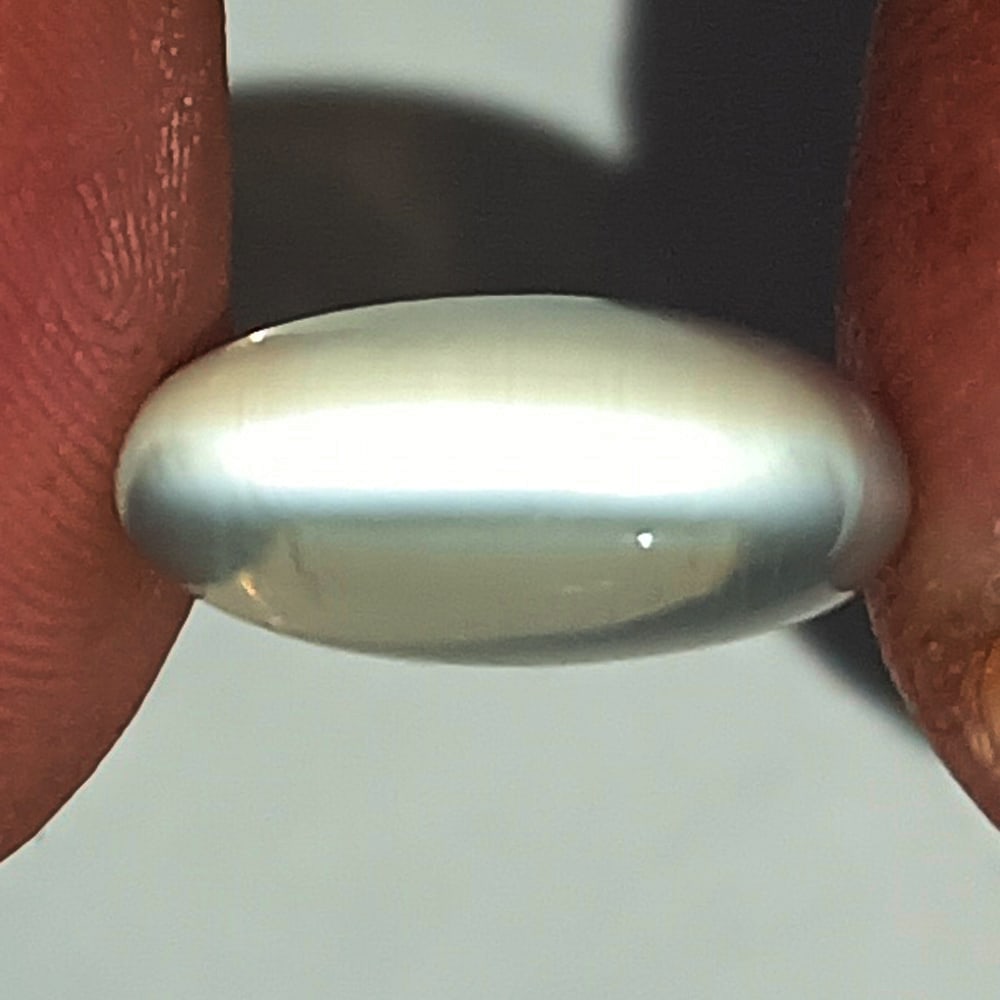 4.77 Ctw Natural Moonstone Oval Cab: No Reserve! Title: 4.77 Ctw Natural Moonstone Oval Cab Stone Clarity: Transparent Gemstones: Natural Moonstone Carat Weights: 4.77 Size/Dimensions: 14.30 x 6.70 x 6.80 mm Additional Information: Oval