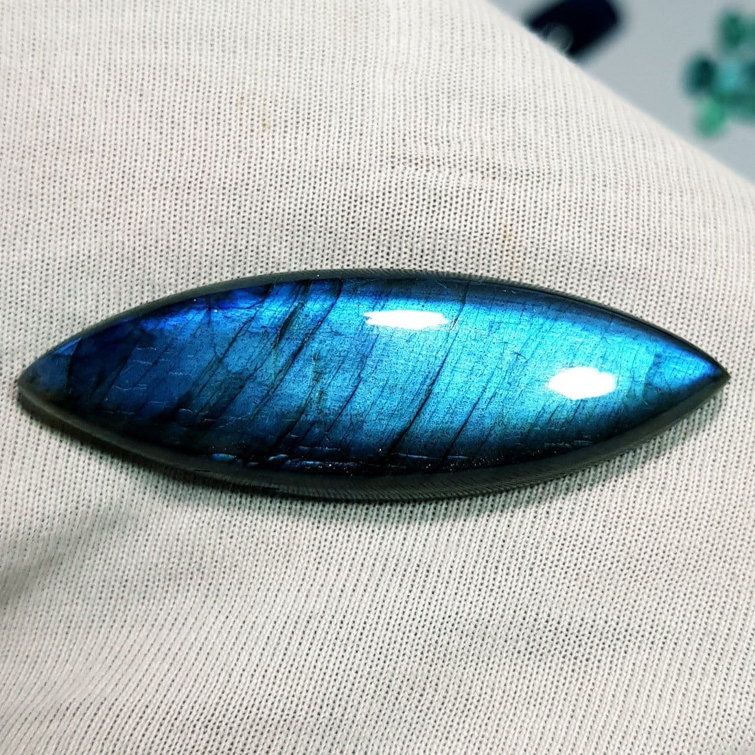 39.38 Ctz Natural Blue Labradorite: No Reserve! Title: 39.38 Ctz Natural Blue Labradorite Color/Clarity: Bluish / Semi Transparent Gemstone: Labradorite Carat Weights: 39.38 Size: 47.30 x 15.50 x 6.80 Additional Information: Marquise Ca