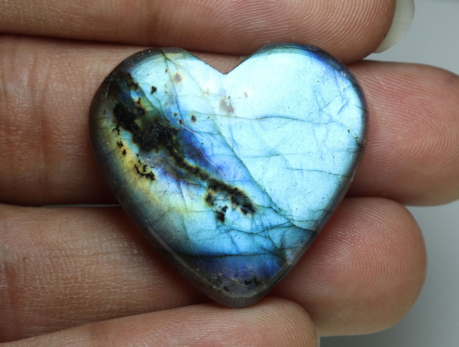 Beautiful " Natural Labradorite " 47.86 Cts Natural Labradorite: No Reserve! Title: Beautiful " Natural Labradorite " 47.86 Cts Natural Labradorite Additional Information: Gemstone : Natural Labradorite Shape : Heart Shape Cabochan Weight : 47.86 carats Measurement