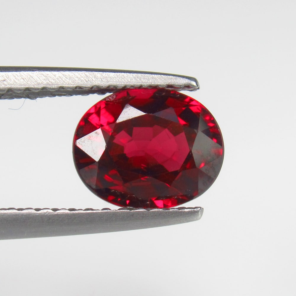 Natural Rhodolite Garnet - 1.84 Ct: No Reserve! Title: Natural Rhodolite Garnet - 1.84 Ct Origin: Mozambique Weight: 1.84 Size/Dimensions: 7.7 x 6.2 x 4.2 mm Additional Information: Pieces : 1 No's / Shape : Oval Cut / Color : Purplish 