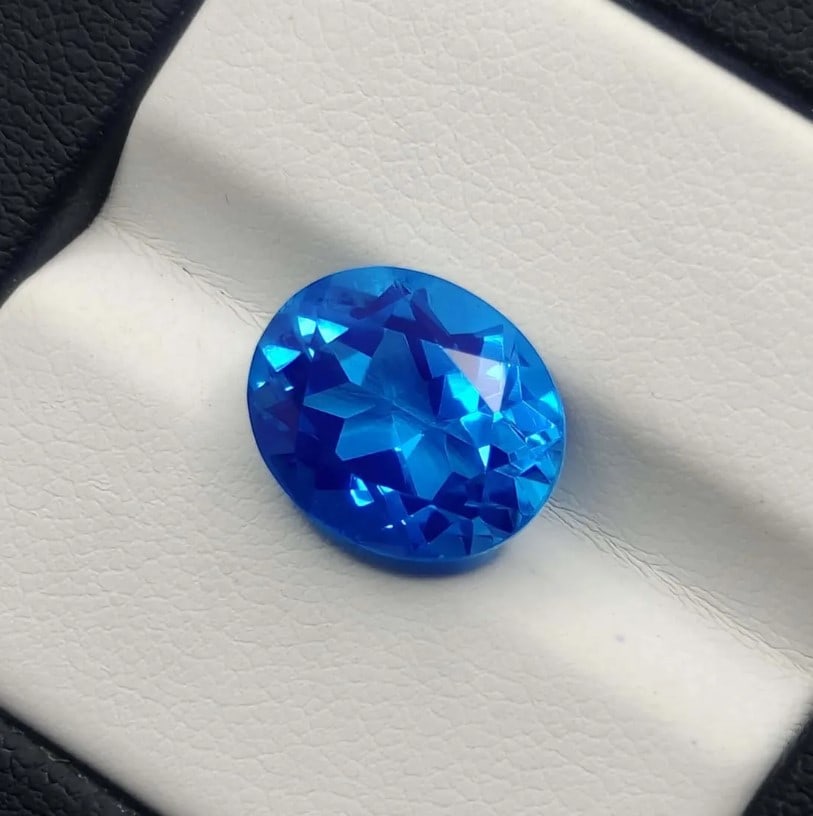 4.70 Ct "Beautiful" Caribbean Blue Triplet Quartz: No Reserve! Title: 4.70 Ct "Beautiful" Caribbean Blue Triplet Quartz Additional Information: Gemstones: Triplet Quartz Carat Weights: 4.70 ct Size/Dimensions: 12 X 10 mm Treatment: Made of two natural