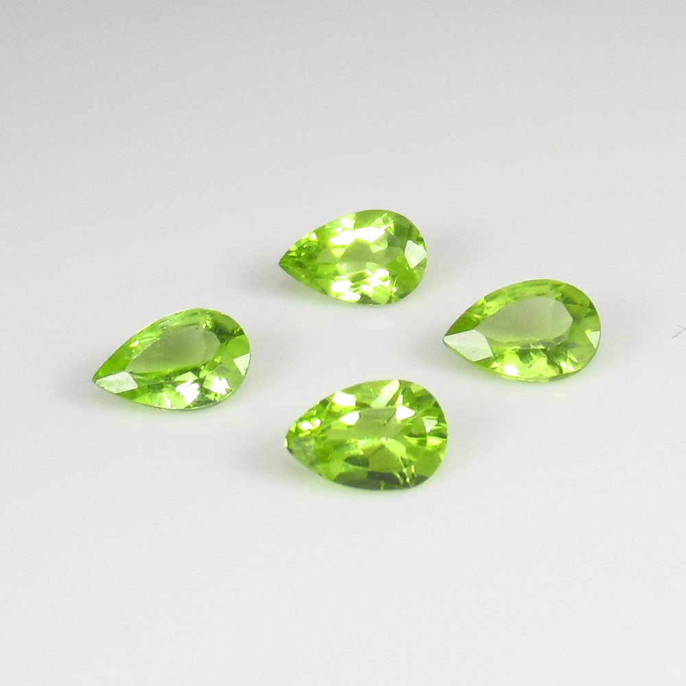 Natural Green Peridot Set - 1.63 Ct: No Reserve! Title: Natural Green Peridot Set - 1.63 Ct Origin: Pakistan Weight: 1.63 Size/Dimensions: 6.0x4.0 - 6.3x4.2 mm Additional Information: Pieces : 4 No's / Shape : Pear Cut / Color : Green / 