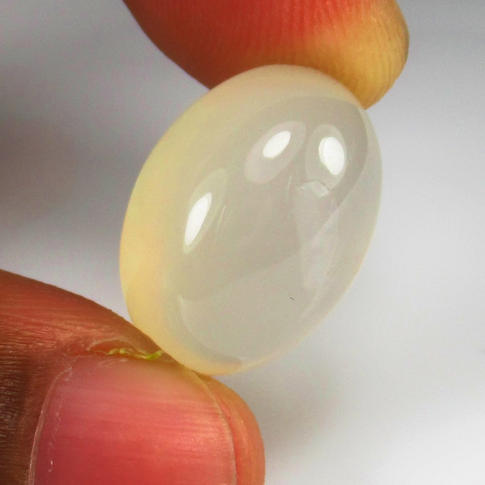 15.69 Ct - Natural Moonstone: No Reserve! Title: 15.69 Ct - Natural Moonstone Gemstone Gemstones: Moonstone Carat Weights: 15.69 Size/Dimensions: 18.3 x 13.3 x 10.0 mm Additional Information: Pieces : 1 No's / Shape : Oval Cab / C