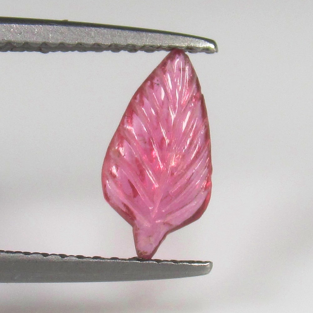Natural Tourmaline - 0.74 Ct: No Reserve! Title: Natural Tourmaline - 0.74 Ct Origin: Mozambique Weight: 0.74 Size/Dimensions: 10.5 x 5.5 x 2.1 mm Additional Information: Pieces : 1 No's / Shape : Leaf Carving / Color : Pink / Cla