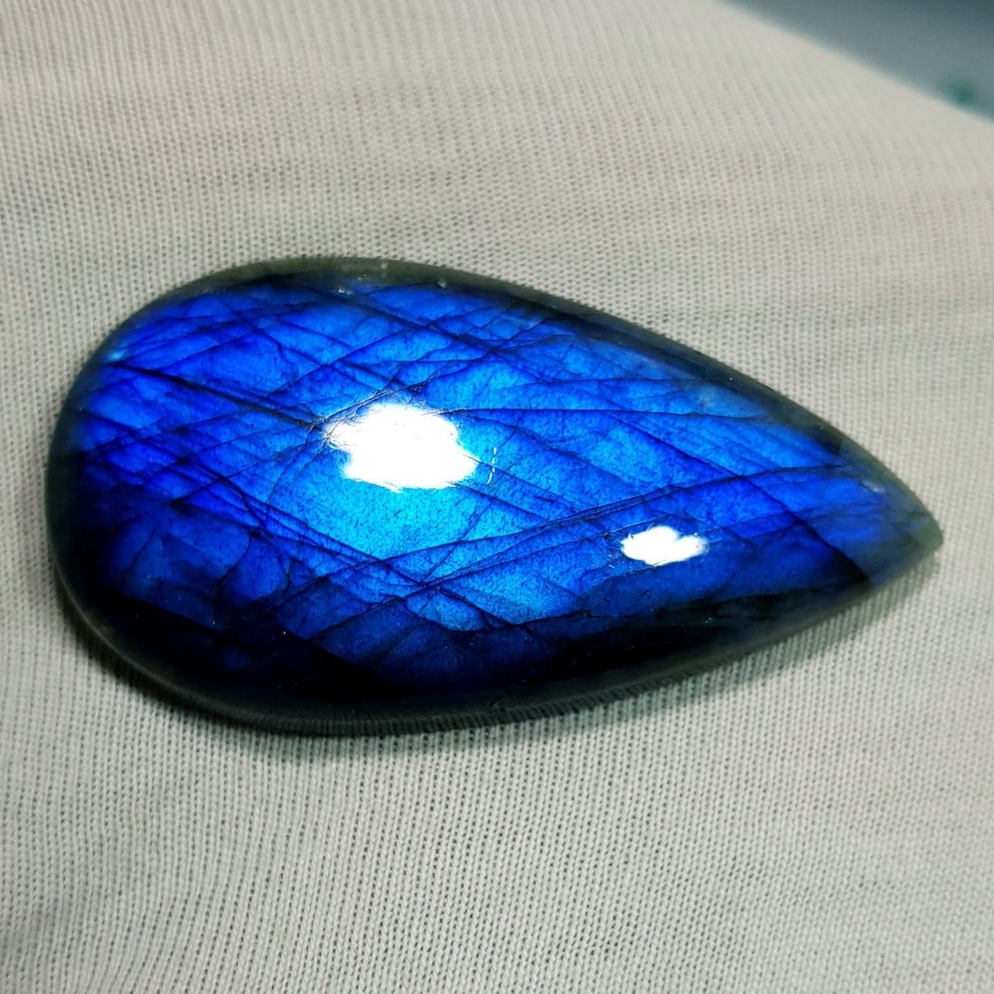 71.96 Ctz Natural Blue Labradorite: No Reserve! Title: 71.96 Ctz Natural Blue Labradorite Color/Clarity: Bluish / Semi Transparent Gemstone: Labradorite Carat Weights: 71.96 Size: 45.95 x 24.90 x 8.20 Additional Information: Pear Caboch