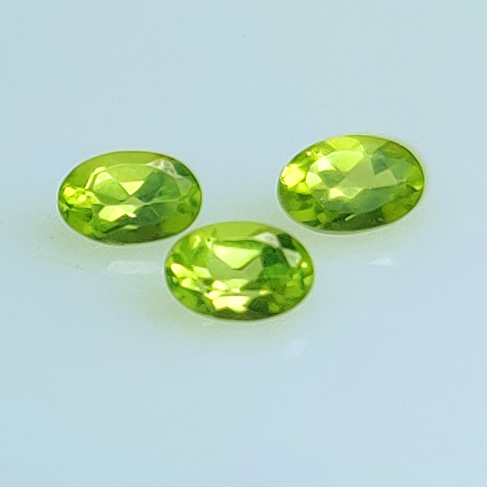 1.72 Ctw Natural Pakistan Peridot Oval Set: No Reserve! Title: 1.72 Ctw Natural Pakistan Peridot Oval Set Stone Clarity: VVS Gemstones: Natural Peridot Carat Weights: 1.72 Size/Dimensions: 6.0x4.1 - 6.2x4.2 mm / 3 Pc's Additional Information: T