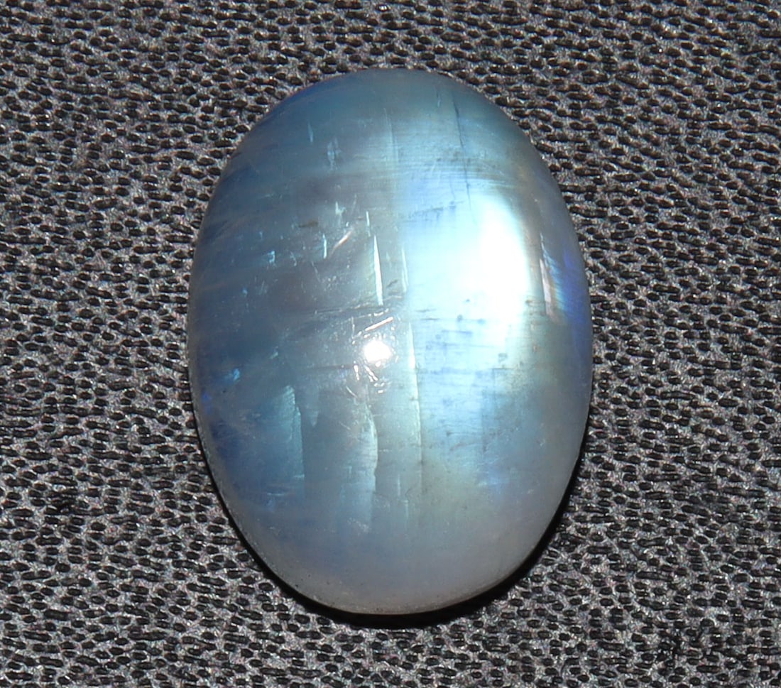 Fabulous " Natural Rainbow Moonstone " 9.22 Cts Natural Rainbow Moonstone: No Reserve! Title: Fabulous " Natural Rainbow Moonstone " 9.22 Cts Natural Rainbow Moonstone Additional Information: Gemstone : Natural Rainbow Moonstone Shape : Oval Cabochan Weight : 9.22 carats Mea
