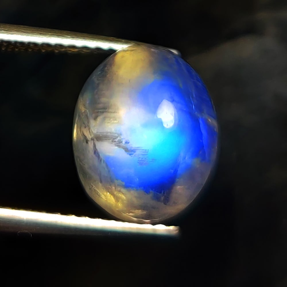 4.60 Ctw Natural Blue Moonstone Oval Cab: No Reserve! Title: 4.60 Ctw Natural Blue Moonstone Oval Cab Stone Clarity: Translucent Gemstones: Natural Moonstone Carat Weights: 4.60 Size/Dimensions: 10.90 x 8.90 x 6.70 mm Additional Information: