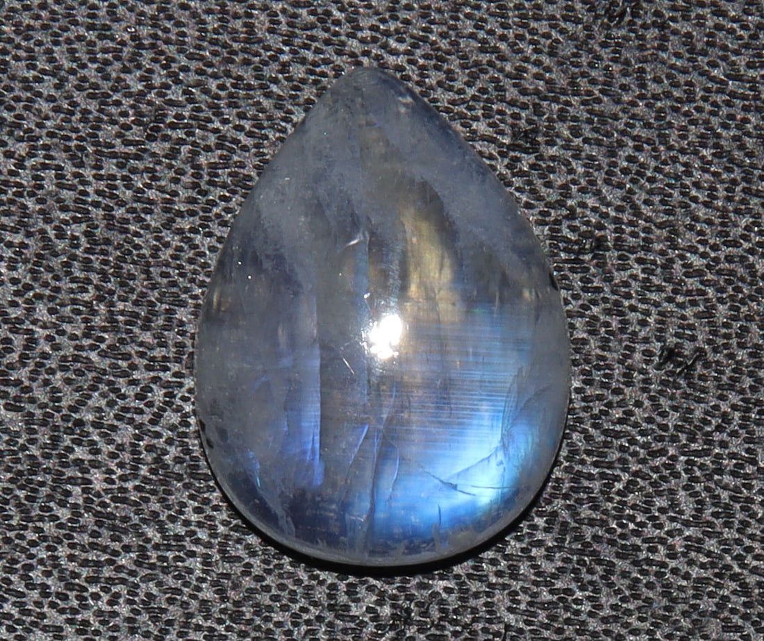 Marvellous " Natural Rainbow Moonstone " 6.58 Cts Natural Rainbow Moonstone: No Reserve! Title: Marvellous " Natural Rainbow Moonstone " 6.58 Cts Natural Rainbow Moonstone Additional Information: Gemstone : Natural Rainbow Moonstone Shape : Pear Cabochan Weight : 6.58 carats M