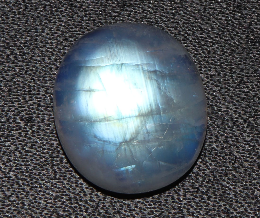 Awesom " Natural Rainbow Moonstone " 15.40 Cts Natural Rainbow Moonstone: No Reserve! Title: Awesom " Natural Rainbow Moonstone " 15.40 Cts Natural Rainbow Moonstone Additional Information: Gemstone : Natural Rainbow Moonstone Shape : Oval Cabochan Weight : 15.40 carats Mea