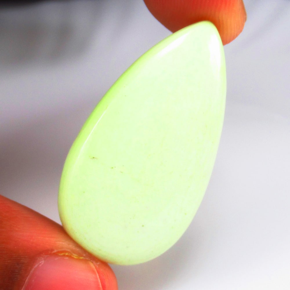 30.94 Ct - Natural Lemon Chrysoprase: No Reserve! Title: 30.94 Ct - Natural Lemon Chrysoprase Gemstone Gemstones: Chrysoprase Carat Weights: 30.94 Size/Dimensions: 37.0 x 19.8 x 5.0 mm Additional Information: Pieces : 1 No's / Shape : Pea