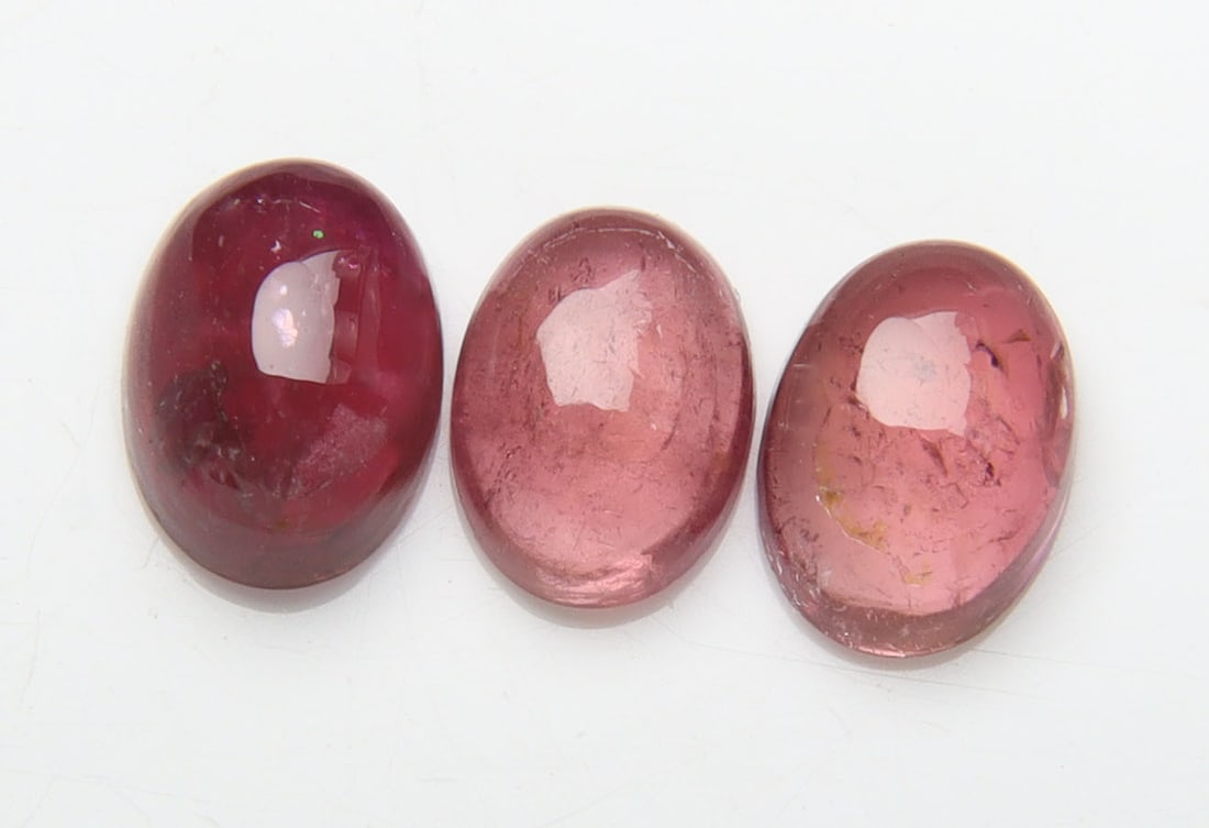 Wonderful " Natural Rubelite Tourmaline " 2.60 Cts Natural Rubelite Tourmaline Lot: No Reserve! Title: Wonderful " Natural Rubelite Tourmaline " 2.60 Cts Natural Rubelite Tourmaline Lot Additional Information: Gemstone : Natural Rubelite Tourmaline Shape and Cut : Oval Cabochan Weigh