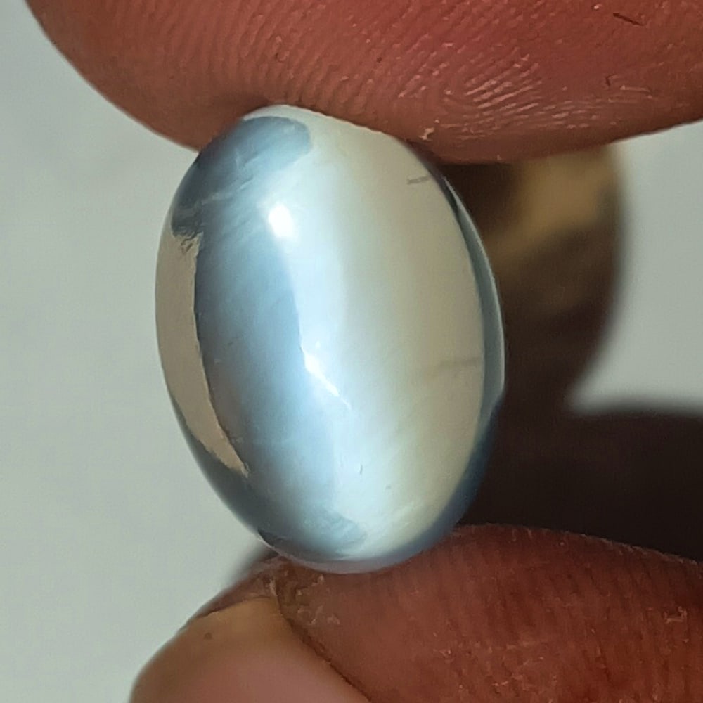 6.40 Ctw Natural Moonstone Oval Cab: No Reserve! Title: 6.40 Ctw Natural Moonstone Oval Cab Stone Clarity: Transparent Gemstones: Natural Moonstone Carat Weights: 6.4 Size/Dimensions: 13.70 x 9.80 x 6.70 mm Additional Information: Oval C