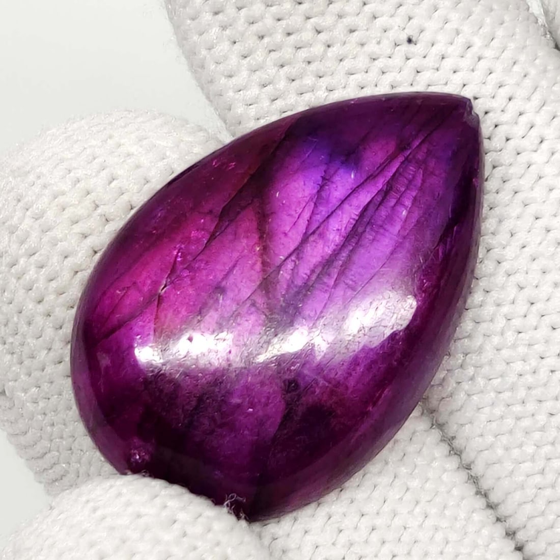 27.40 Ct "Stunning" Purple Fire Labradorite: No Reserve! Title: 27.40 Ct "Stunning" Purple Fire Labradorite Additional Information: Gemstones: Natural Labradorite Carat Weights: 27.40 ct Size/Dimensions: 28 X 19 X 6.40 mm Treatment: Color Dyed M