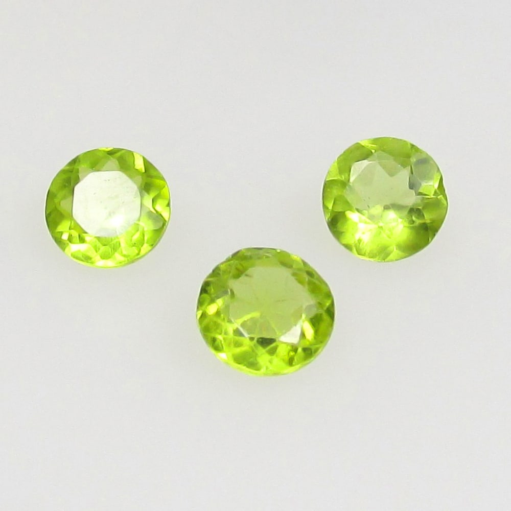 1.25 Ctw Natural Pakistan Peridot Round Set: No Reserve! Title: 1.25 Ctw Natural Pakistan Peridot Round Set Stone Clarity: VVS Gemstones: Natural Peridot Carat Weights: 1.25 Size/Dimensions: 5.00 - 5.10 mm / 3 Pc's Additional Information: Top Cl