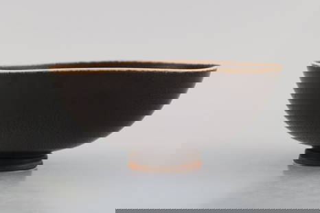 Berndt Friberg (1899-1981) for Gustavsberg Studiohand. Bowl on foot in glazed stoneware. Beautiful: Berndt Friberg (1899-1981) for Gustavsberg Studiohand. Bowl on foot in glazed stoneware. Beautiful glaze in brown shades. Dated 1968. Measures: 13.5 x 6 cm. In excellent condition. Signed. Reserve: $3