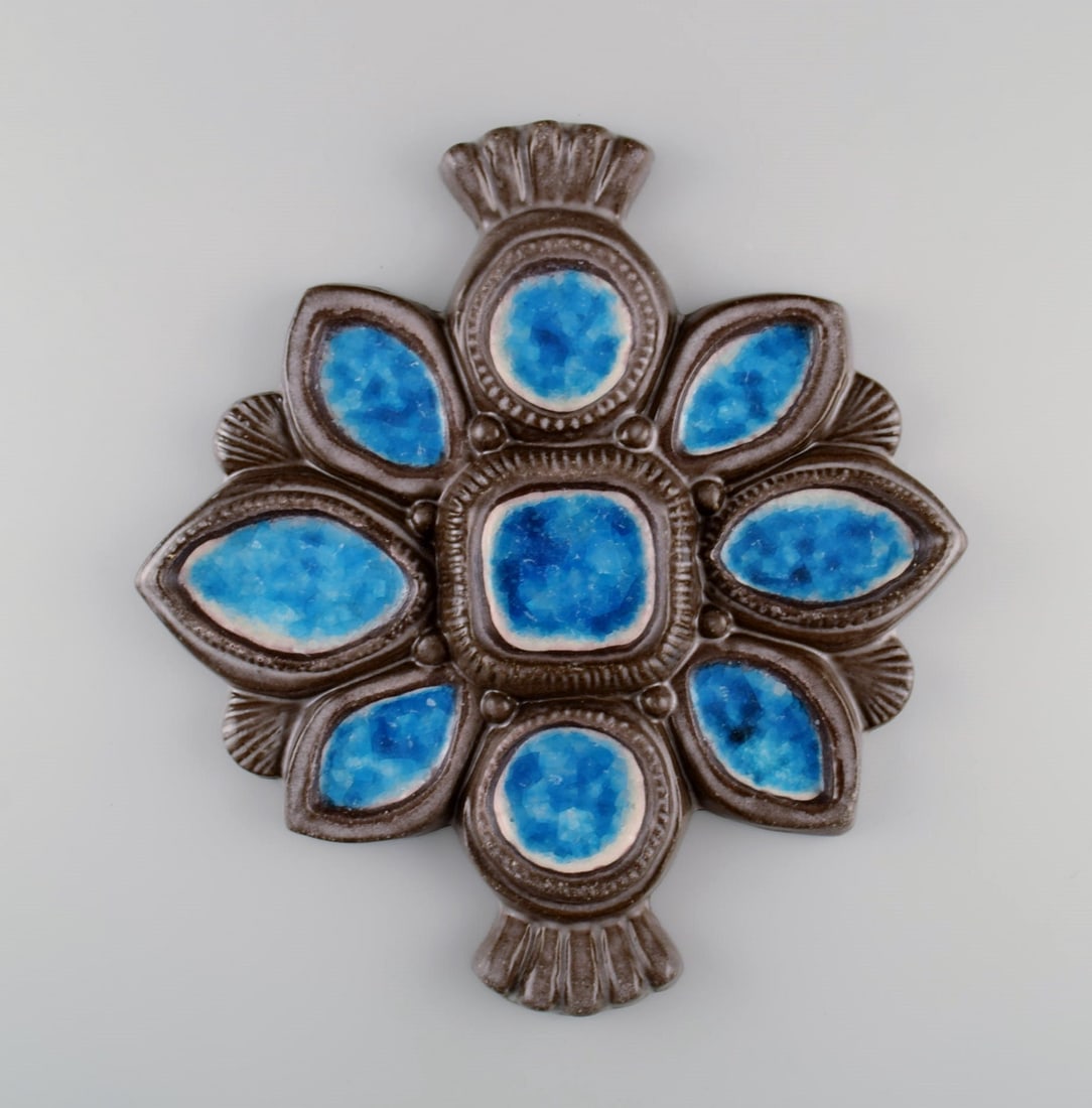 Irma Yourstone for Upsala-Ekeby. Wall plaque in glazed stoneware. 1960s.: Irma Yourstone for Upsala-Ekeby. Wall plaque in glazed stoneware. 1960s. Measures: 32 x 29 cm. In excellent condition. Stamped. Reserve: $259.00 Shipping: Domestic: Shipping rates are determined by de