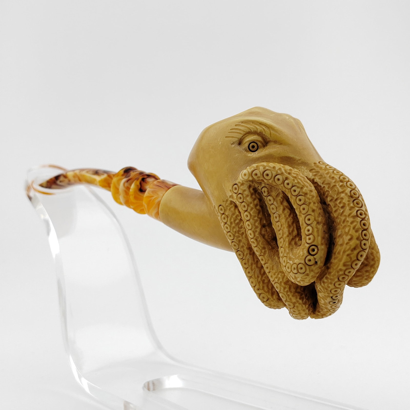 Octopus Meerschaum Pipe: Title: Octopus Meerschaum Pipe Materials: Meerschaum Dimension: 6.2 inch (16cm) Description: Octopus,Hand carved Meerschaum Pipe. Made in Turkey,Eskisehir by Meerschaum Carve Master.Best Quality Block