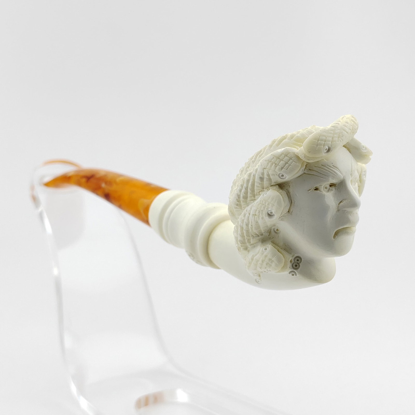 Medusa Meerschaum Pipe,Greek Mythology: Title: Medusa Meerschaum Pipe,Greek Mythology Materials: Meerschaum Dimension: 6.69 inch(17cm) Description: Medusa,Hand carved Meerschaum Pipe.Greek Mythology Made in Turkey,Eskisehir by Meerschaum Ca