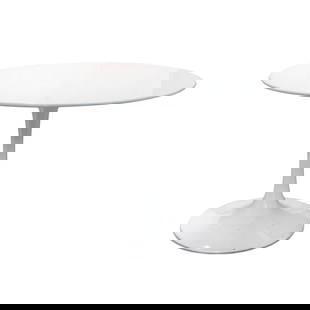 White Round Dining Table with Tulip Base: An instantly recognizable and iconic dining table featuring white powder coated tulip base and white lacquer top designed by mid-century modern superstar Eero Saarinen for Knoll in the 1950s. The tabl