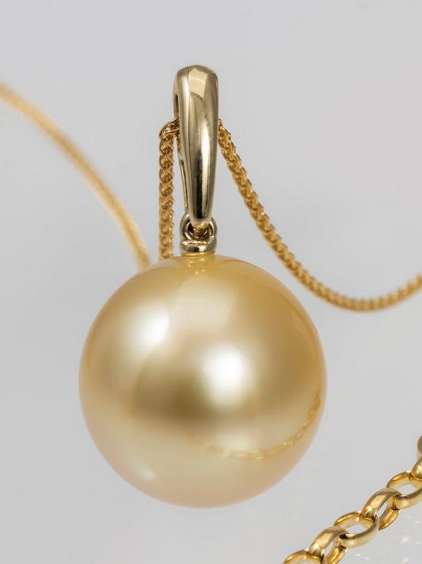 13x14mm Large Golden South Sea Pearl - 14 kt. Yellow gold - Necklace with pendant: Title: 13x14mm Large Golden South Sea Pearl - 14 kt. Yellow gold - Necklace with pendant Description: Emerging from the warm oceans of Australia, this huge South Sea pearl has a natural beautiful gold