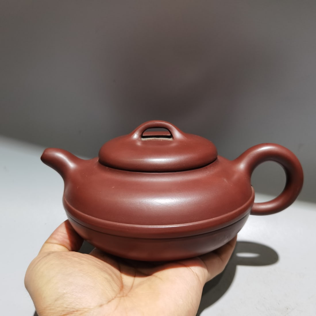Chinese Yixing Zisha Clay Teapot w Artist Signed: Title: Chinese Yixing Zisha Clay Teapot w Artist Signed Date/Period: N/A Origin: Chinese Dimension: 190x90(mm) 7.48x3.54(inches) Materials: Yixing Zisha Reserve: $180.00 Shipping: Domestic: Shipping r