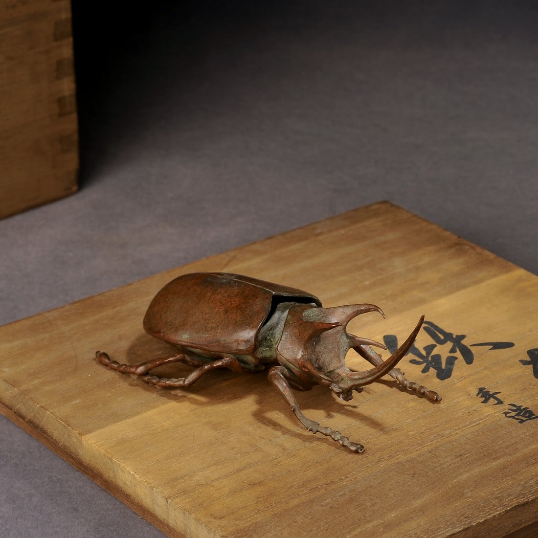 Japanese Showa Period Bronze Sculpture-Beetle: Title: Japanese Showa Period Bronze Sculpture-Beetle Maker: 1 Origin: Asian private collection Date/Period: 20th Description: Size: about 120x63x45 mm, Japanese Showa period bronze animal sculpture, h