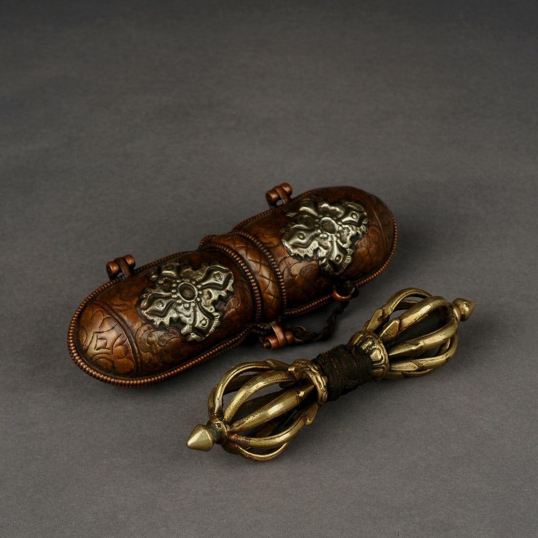 Tibetan Religious Antique Bronze Sculpture - Vajra: Title: Tibetan Religious Antique Bronze Sculpture - Vajra Maker: 1 Origin: Asian private collection Date/Period: 20th Description: Size: about 20x8x6 cm, exquisite Tibetan antique bronze sculpture, ha