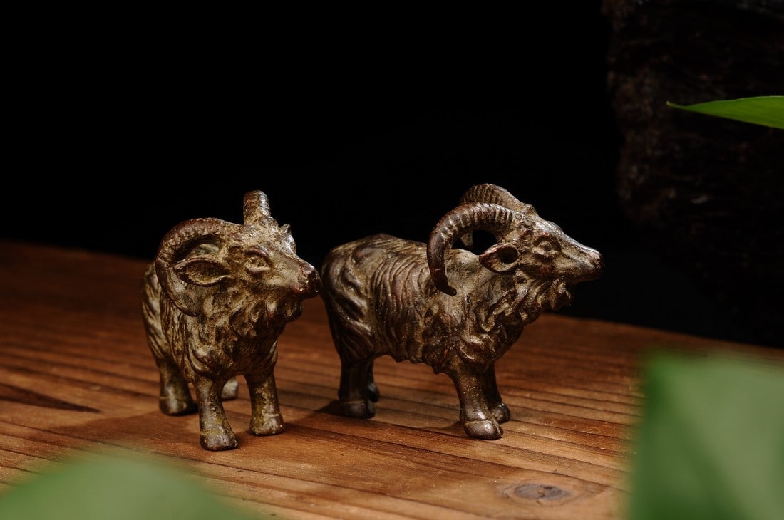 Pair of Japanese Showa period bronze sheep sculptures (1 of 11)