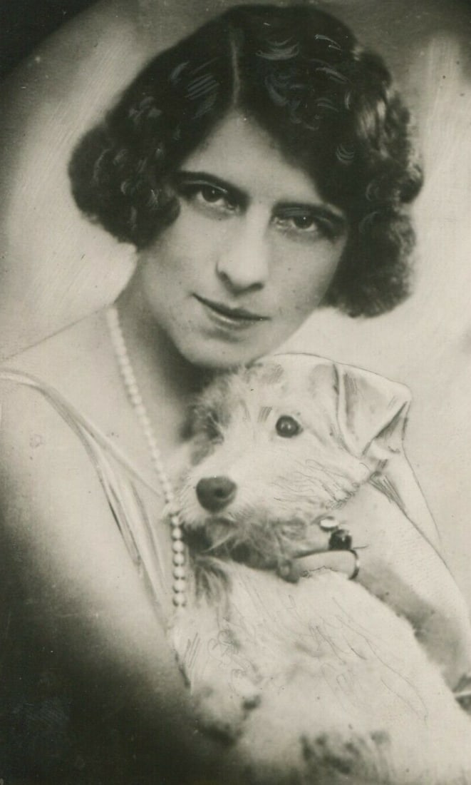 Vintage Photography Press Portrait Queen of Romania Princesse Helene c. 1930: Photography PRESS Queen of Romania Princesse Helene c.1930 Description Silver print from period press 15 x 9 cm Explanatory text typed on the back Reserve: $20.00 Shipping: Domestic: Flat-rat