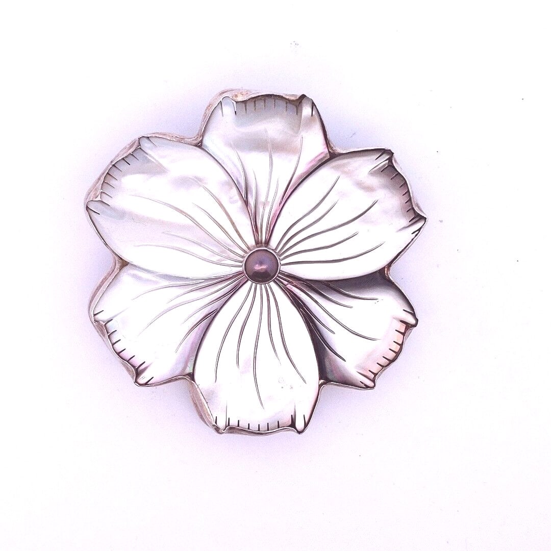 Sterling Silver Mother Of Pearl Abalone Flower Pendant Clip 3 (43.5g) N-96: Title: Sterling Silver Mother Of Pearl Abalone Flower Pendant Clip 3? (43.5g) N-96 Description: Sterling Silver Mother Of Pearl Abalone Flower Pendnat Clip 3? (43.5g) N-96. Shipped with USPS First Cla
