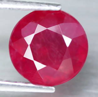 1,07 cts Natural Pink Red Ruby Round Cut: No Reserve! Title: 1,07 cts Natural Pink Red Ruby Round Cut Gemstones: Ruby Carat Weights: 1,07 Size/Dimensions: 5,9 x 5,9 x 3,1 mm Additional Information: Natural ruby with some inclusions. The photo