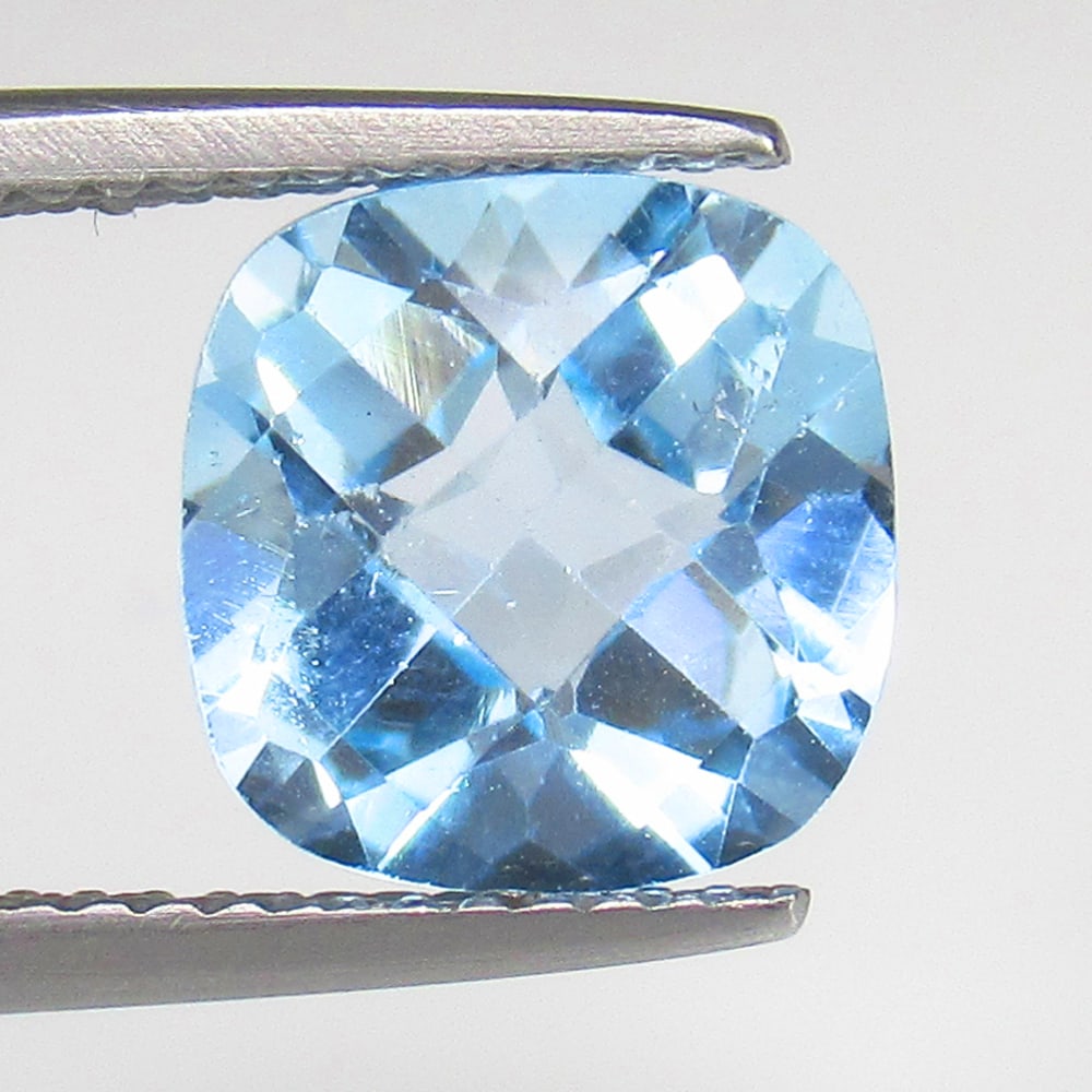 Natural Blue Topaz - 4.08 Ct: No Reserve! Title: Natural Blue Topaz - 4.08 Ct Origin: Brazil Weight: 4.08 Size/Dimensions: 9.1 x 9.1 x 6.1 mm Additional Information: Pieces : 1 No's / Shape : Cushion Cut / Color : Blue / Clarity :
