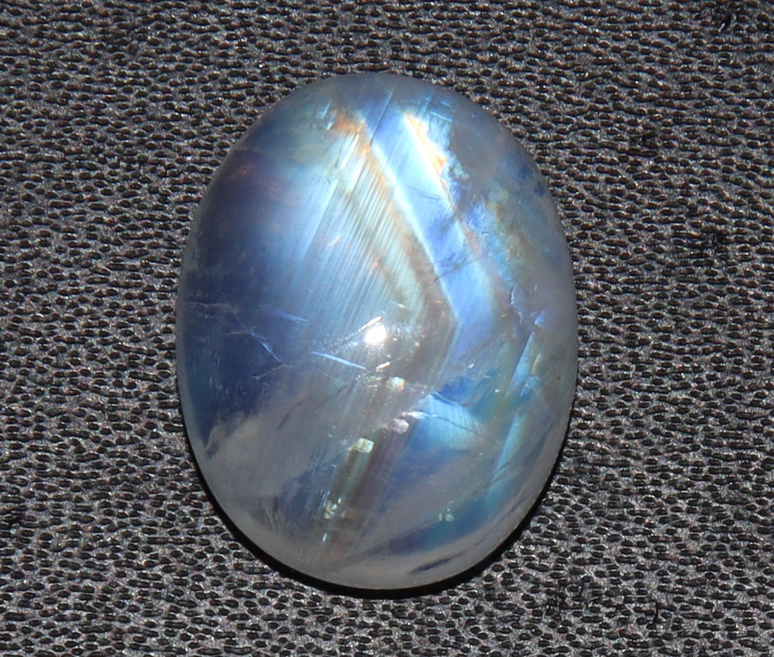 Marvellous " Natural Rainbow Moonstone " 10.76 Cts Natural Rainbow Moonstone: No Reserve! Title: Marvellous " Natural Rainbow Moonstone " 10.76 Cts Natural Rainbow Moonstone Additional Information: Gemstone : Natural Rainbow Moonstone Shape : Oval Cabochan Weight : 10.76 carats