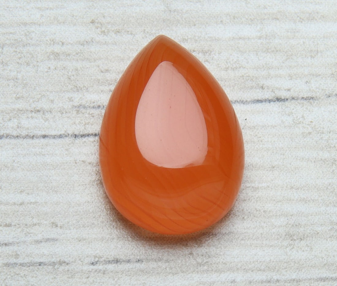 Lovely " Natural Carnelian " 5.78 cts Natural Carnelian: No Reserve! Title: Lovely " Natural Carnelian " 5.78 cts Natural Carnelian Additional Information: Gemstone : Natural Carnelian Weight : 5.78 carat Shape : Pear Cabochon Dimensions : 14x10 mm Color : 
