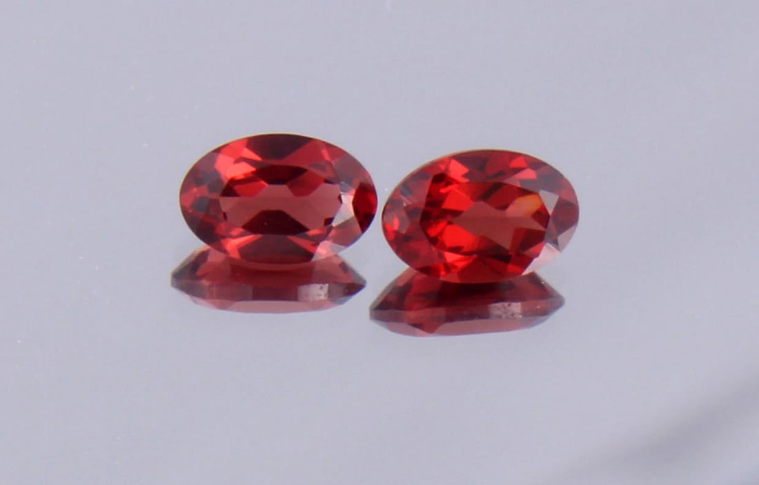 Stunning " Natural Pyrope Almandine Garnet " 1.17 Cts Natural Pyrope Almandine Garnet Pair: No Reserve! Title: Stunning " Natural Pyrope Almandine Garnet " 1.17 Cts Natural Pyrope Almandine Garnet Pair Additional Information: Gemstone : Natural Almandine Garnet Shape and cut : Oval Cut Origi