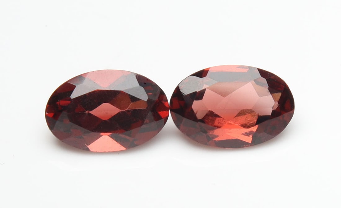 Marvellous " Natural Pyrope Almandine Garnet " 1.06 Cts Natural Pyrope Almandine Garnet Pair: No Reserve! Title: Marvellous " Natural Pyrope Almandine Garnet " 1.06 Cts Natural Pyrope Almandine Garnet Pair Additional Information: Gemstone : Natural Almandine Garnet Shape and cut : Oval Cut Ori