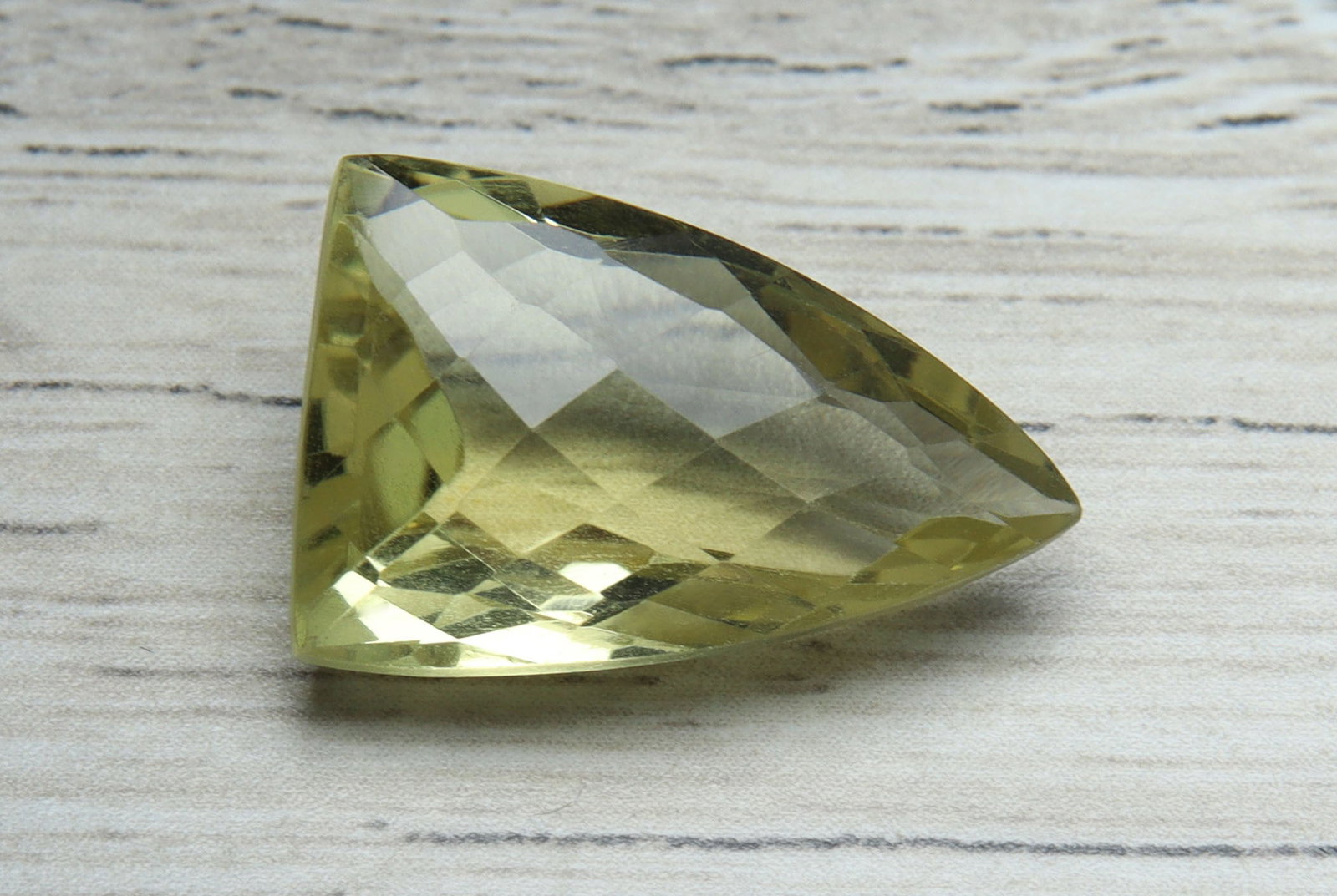 Beautiful " Natural Lemon Quartz " 13.58 cts Natural Lemon Quartz: No Reserve! Title: Beautiful " Natural Lemon Quartz " 13.58 cts Natural Lemon Quartz Additional Information: Gemstone: Natural Lemon Quartz Origin: Africa Weight : 13.58 carats Measurements: 20.50x13.