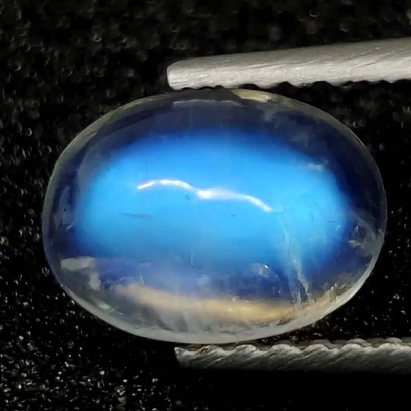 0.95 ct Natural Royal Blue Moonstone: No Reserve! Title: 0.95 ct Natural Royal Blue Moonstone Additional Information: Gemstones: Natural Blue Moonstone Carat Weights: 0.95 ct Size/Dimensions: 8 X 6 mm Approx Materials & Techniques: Moonst