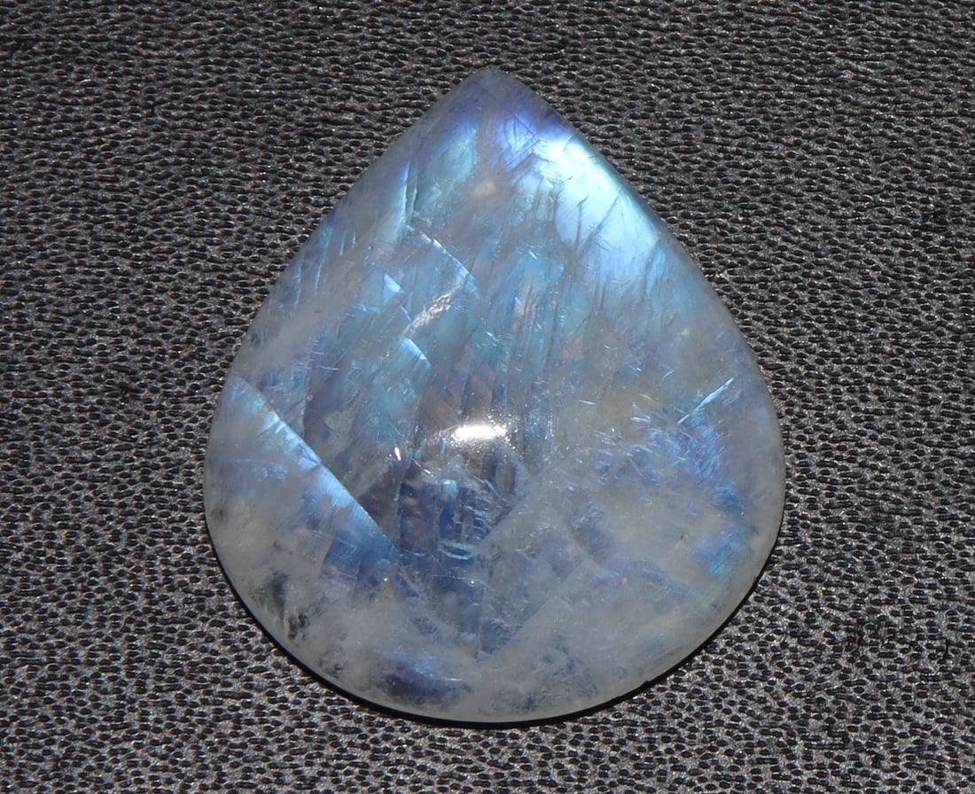 Spectacular " Natural Rainbow Moonstone " 19.20 Cts Natural Rainbow Moonstone: No Reserve! Title: Spectacular " Natural Rainbow Moonstone " 19.20 Cts Natural Rainbow Moonstone Additional Information: Gemstone : Natural Rainbow Moonstone Shape : Pear Cabochan Weight : 19.20 carat