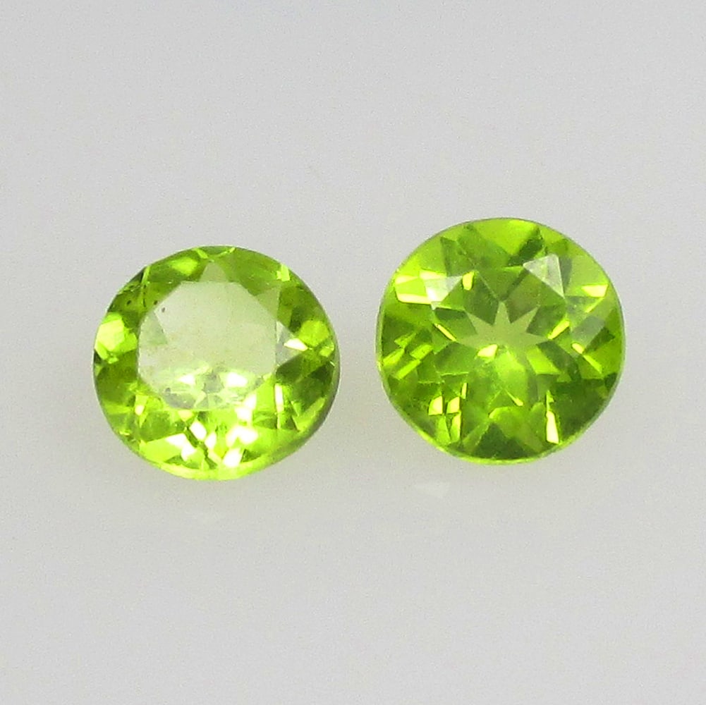 0.92 Ctw Natural Pakistan Peridot Round Pair: No Reserve! Title: 0.92 Ctw Natural Pakistan Peridot Round Pair Stone Clarity: VVS Gemstones: Natural Peridot Carat Weights: 0.92 Size/Dimensions: 5.00 x 5.00 x 2.70 mm / 2 Pc's Additional Information