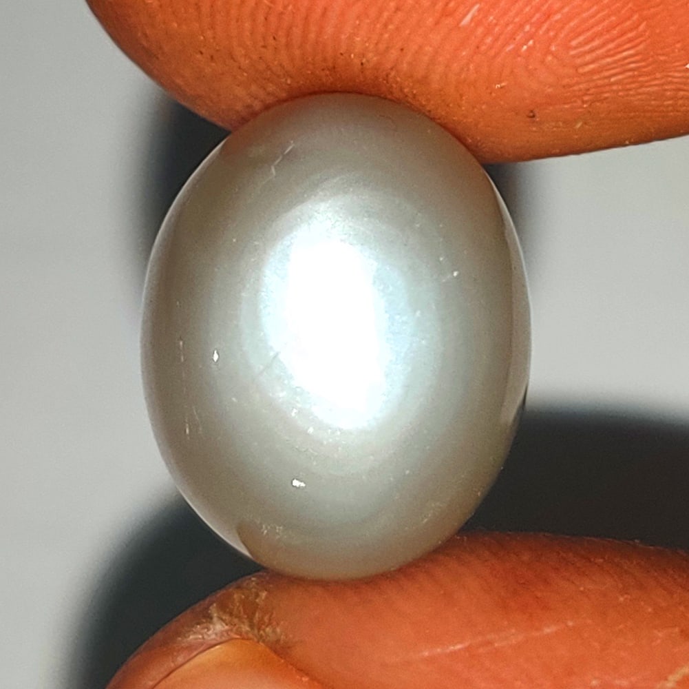 7.72 Ctw Natural Moonstone Oval Cab: No Reserve! Title: 7.72 Ctw Natural Moonstone Oval Cab Stone Clarity: Opaque Gemstones: Natural Moonstone Carat Weights: 7.72 Size/Dimensions: 13.50 x 10.90 x 7.20 mm Additional Information: Oval Cab
