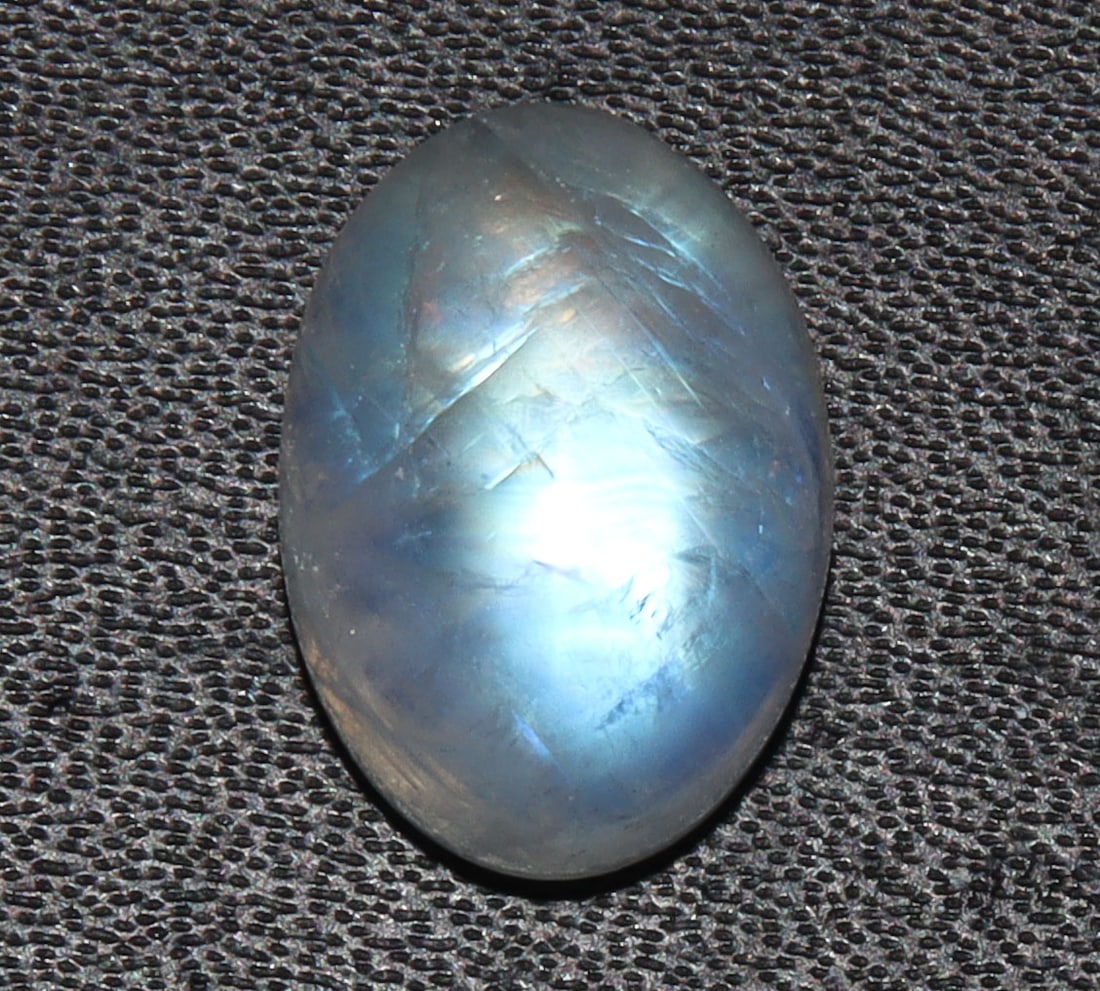Stunning " Natural Rainbow Moonstone " 8.15 Cts Natural Rainbow Moonstone: No Reserve! Title: Stunning " Natural Rainbow Moonstone " 8.15 Cts Natural Rainbow Moonstone Additional Information: Gemstone : Natural Rainbow Moonstone Shape : Oval Cabochan Weight : 8.15 carats Mea