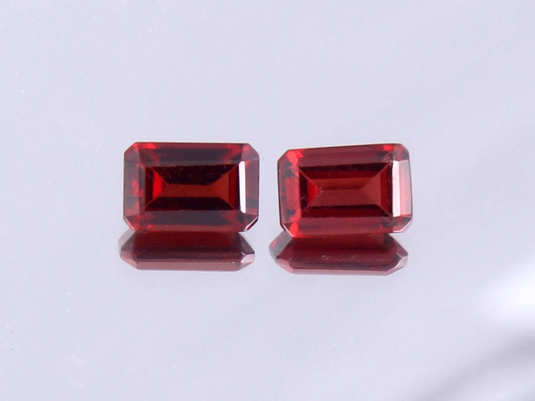 Gorgeous " Natural Pyrope Almandine Garnet " 1.52 Cts Natural Pyrope Almandine Garnet Pair: No Reserve! Title: Gorgeous " Natural Pyrope Almandine Garnet " 1.52 Cts Natural Pyrope Almandine Garnet Pair Additional Information: Gemstone : Natural Almandine Garnet Shape and cut : Rectengular Cu