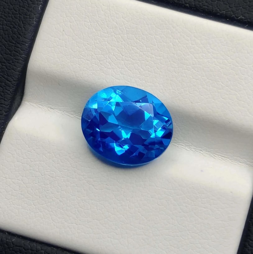 4.70 Ct "Beautiful" Caribbean Blue Triplet Quartz: No Reserve! Title: 4.70 Ct "Beautiful" Caribbean Blue Triplet Quartz Additional Information: Gemstones: Triplet Quartz Carat Weights: 4.70 ct Size/Dimensions: 12 X 10 mm Treatment: Made of two natural