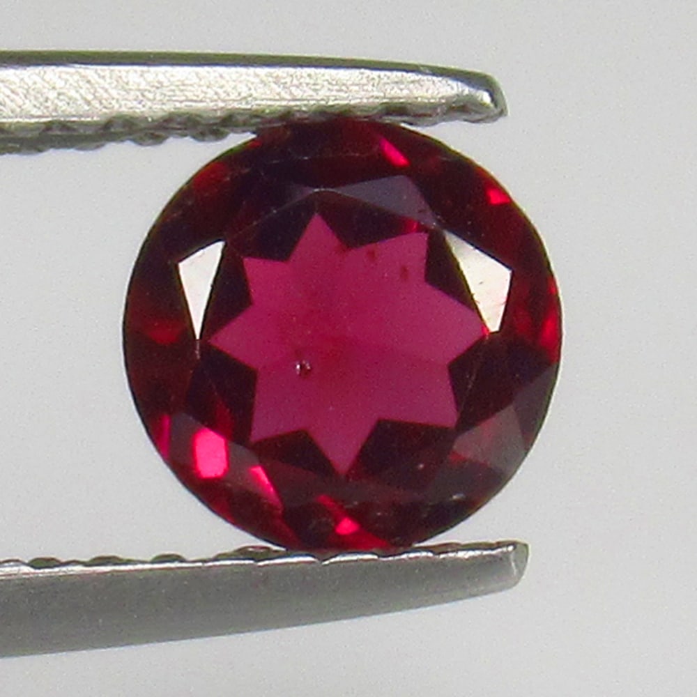 Natural Rhodolite Garnet - 0.94 Ct: No Reserve! Title: Natural Rhodolite Garnet - 0.94 Ct Origin: Mozambique Weight: 0.94 Size/Dimensions: 6.1 x 6.1 x 3.1 mm Additional Information: Pieces : 1 No's / Shape : Round Cut / Color : Purplish
